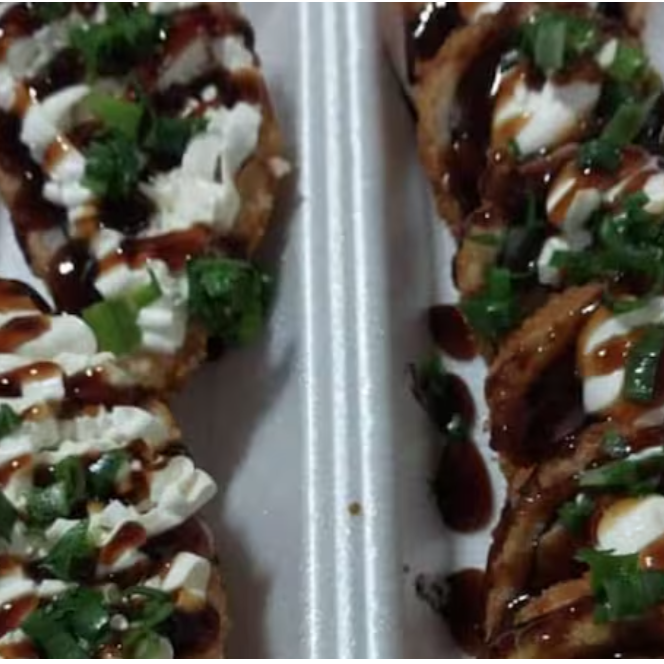 Delicie-se com 10 uni de hot roll e 2 temaki hot acompanhados de 2 molhos shoyo, 2 molhos tarê e 1 hashi. Sabor e praticidade em cada pedaço!