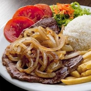 Arroz, feijão, bife bovino acebolado, farofa e fritas.