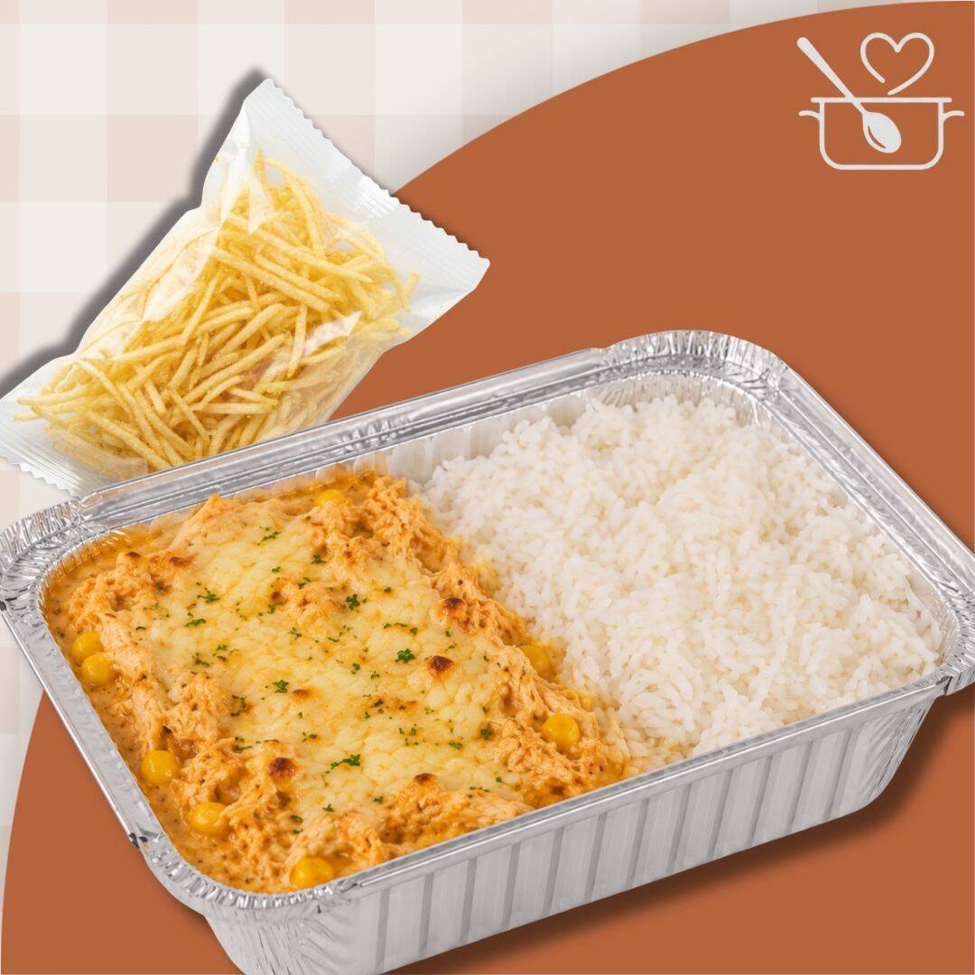 Fricassê de frango cremoso, feito com temperos naturais, acompanhado de arroz branco e batata palha à parte. Aprox. 350g.