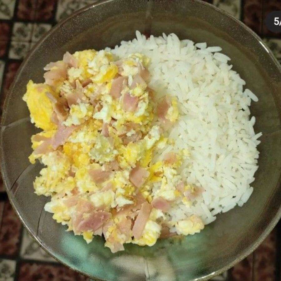 Huevos con Salchicha y Arroz
