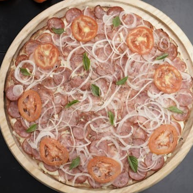Massa, molho, moçare-la, calabresa, cebola tomate, orégano e manjericão.