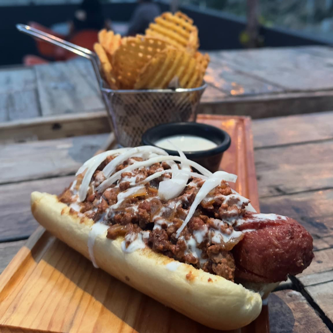 RED HOT CHILLI DOG + PAPAS