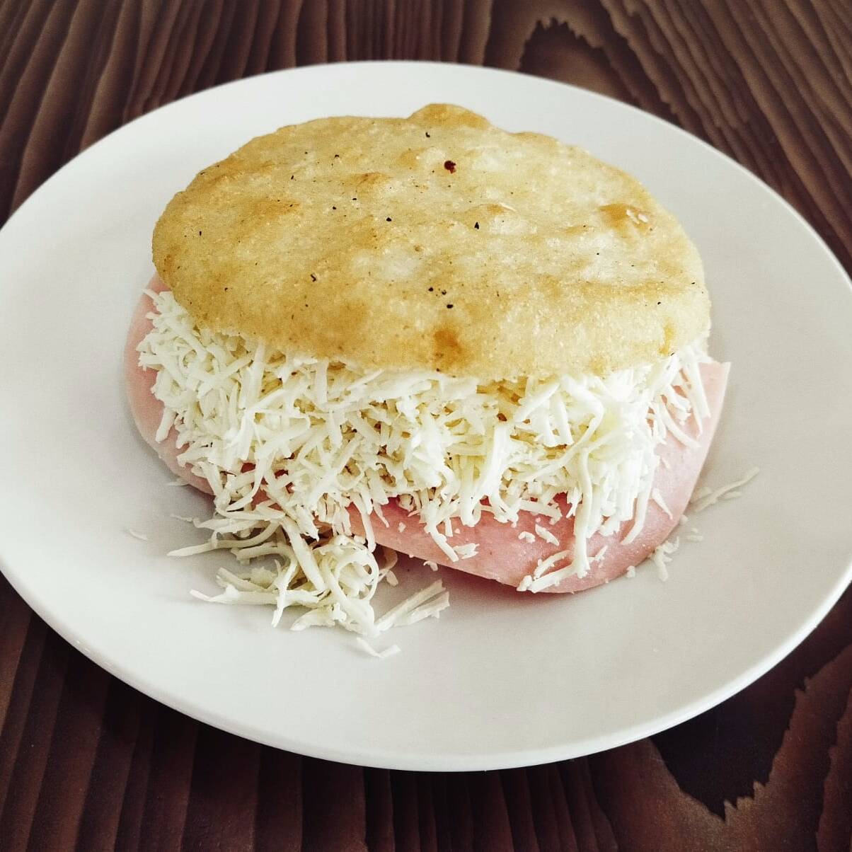 Arepa de Jamón y Queso