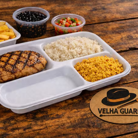 Suculenta Frango grelhado com arroz, feijão, farofa, fritas e molho à campanha.