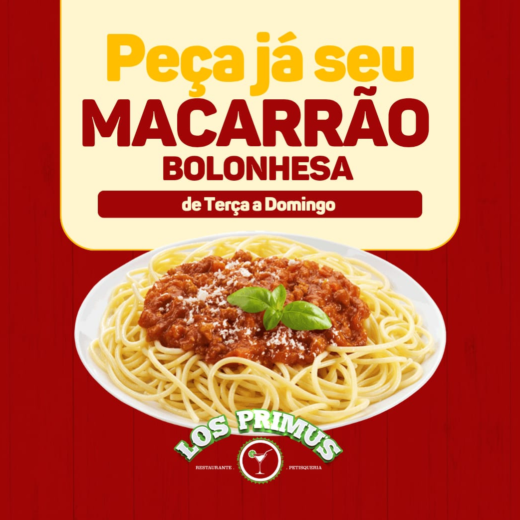 Macarrão espaguete, com molho de tomate e carne moída, com queijo e cheiro verde.