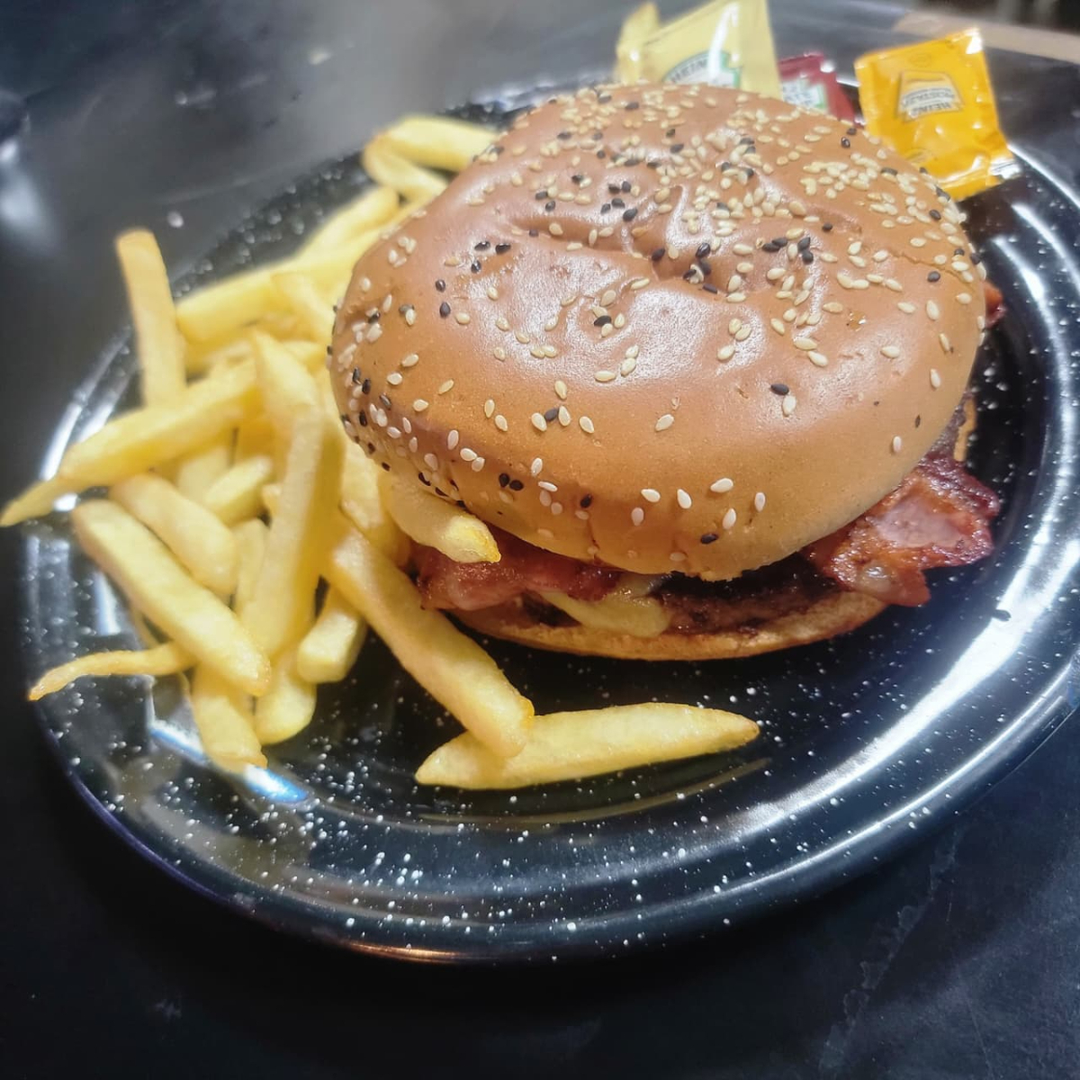 HAMBURGUESA DE RES CLASSIC + PORCION DE PAPAS A LA