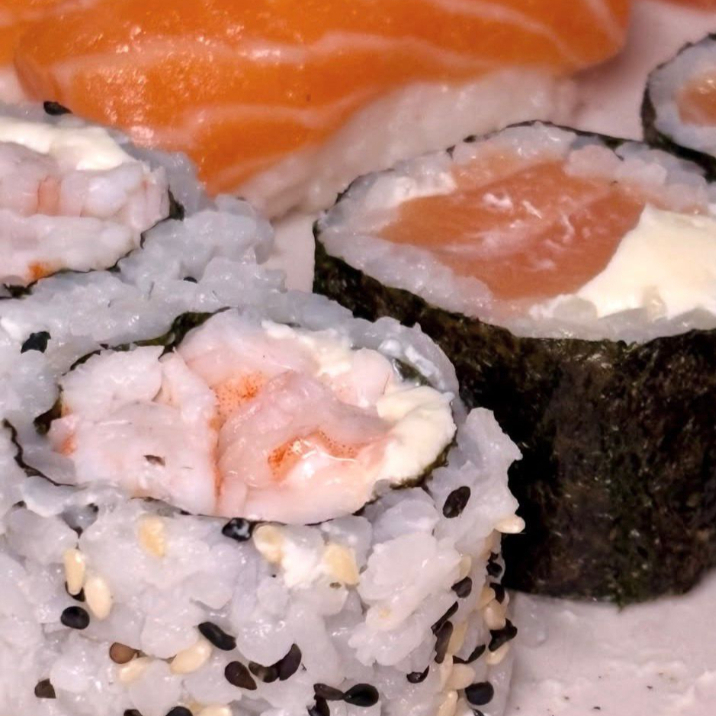 Camarão com cream cheese e cebolinha, envolto no
salmão maçaricado, coberto com molho tarê, geleia de
rubras e gergelim.