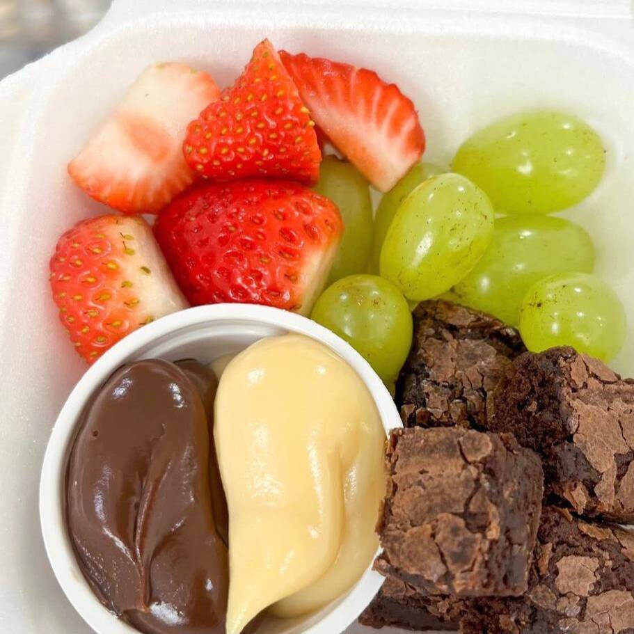 Brownie, morango fresco,uva e recheio de ninho e chocolate belga ao leite