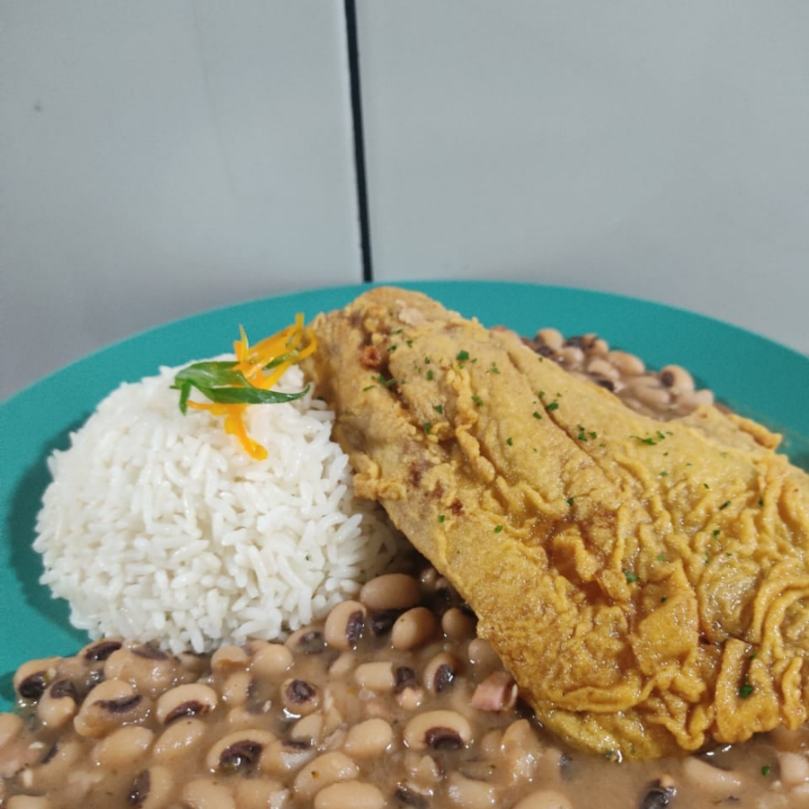Filete de Bonito Frito con Yuca Sancocha más Arroz