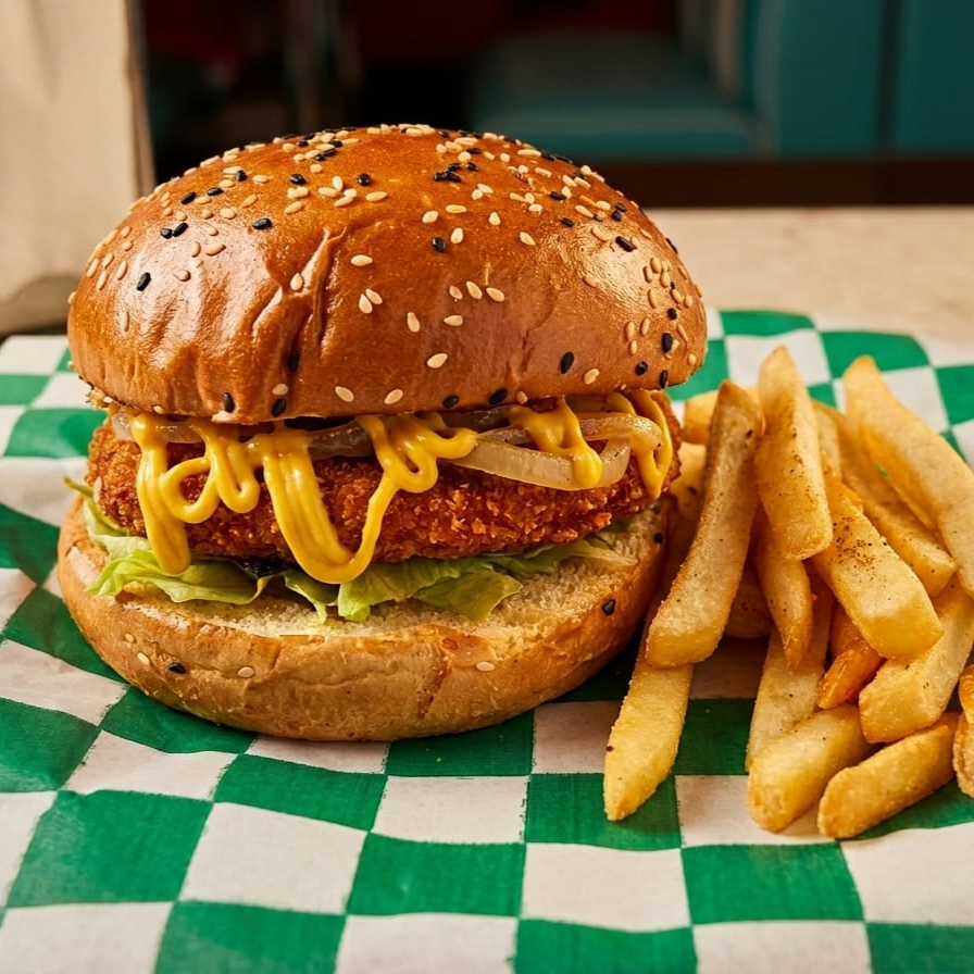 HAMBURGUESA DE POLLO EMPANIZADO.