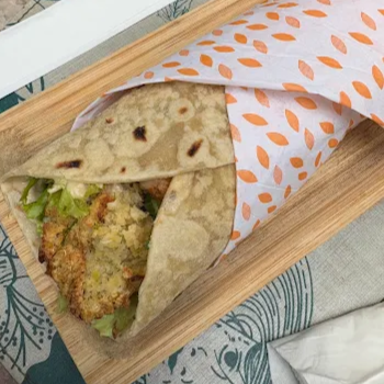 Falafel de grão de bico no pao folha, alface orgânico, picles de pepino orgânico e pasta de tahine...