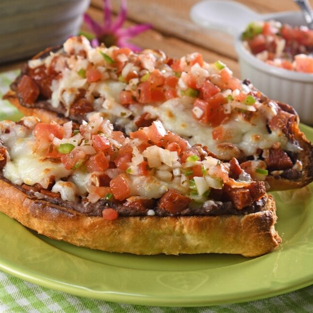 MOLLETES CON QUESO MANCHEGO Y PICO DE GALLO