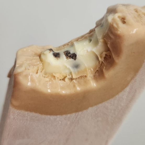 Um saboroso e cremoso sorvete de doce de leite, recheado com pedaços de cookies crocantes e deliciosas trufas brancas. Uma sobremesa que combina a tradição do doce de leite com a sofisticação e textura de um recheio especial.