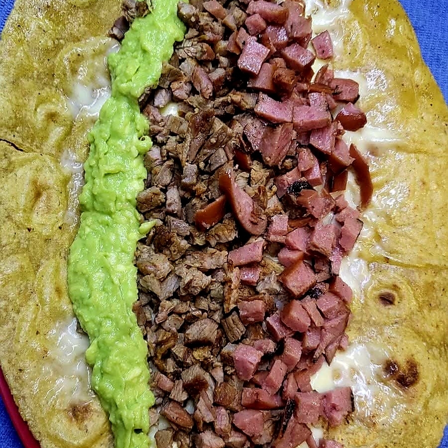 QUESADILLA ESP. (QUESO, CARNE GUACAMOLE Y POLONÉS)
