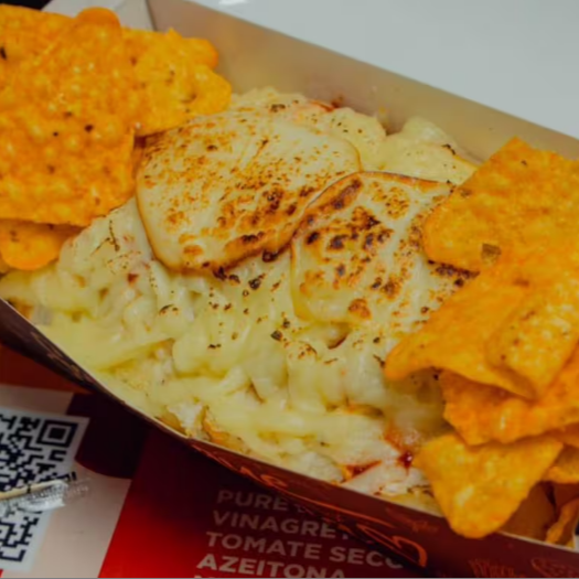 Pão Brioche, Molho Barbecue, 2 salsichas, Bacon, Batata Palha, Milho, Muçarela, Provolone, Ketchup, Maionese, Mostarda (Acompanha Batata Chips)