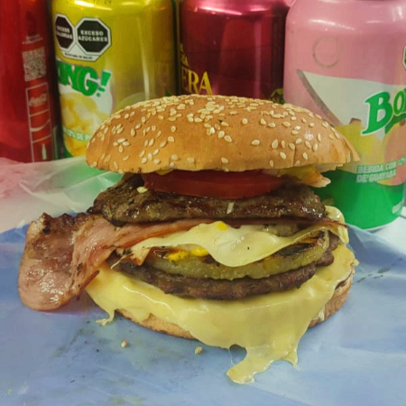 Hamburguesa Doble Carne con Queso, Piña y Tocino