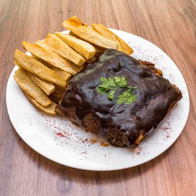 Costelinha ao molho barbecue, acompanhada de batatas rústicas