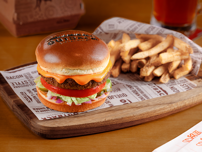 A versão do the outbacker com revolution burger 100% vegetal, molho vegetal tipo cheddar, alface, tomate, cebola, picles no pão brioche e um acompanhamento à sua escolha.
Vegano|Sem Lactose