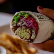 3 bolinhos crocantes de grão de bico, no pão folha, homus, tomate, picles de repolho гохa e cebola roxa, berinjela frita e taratou