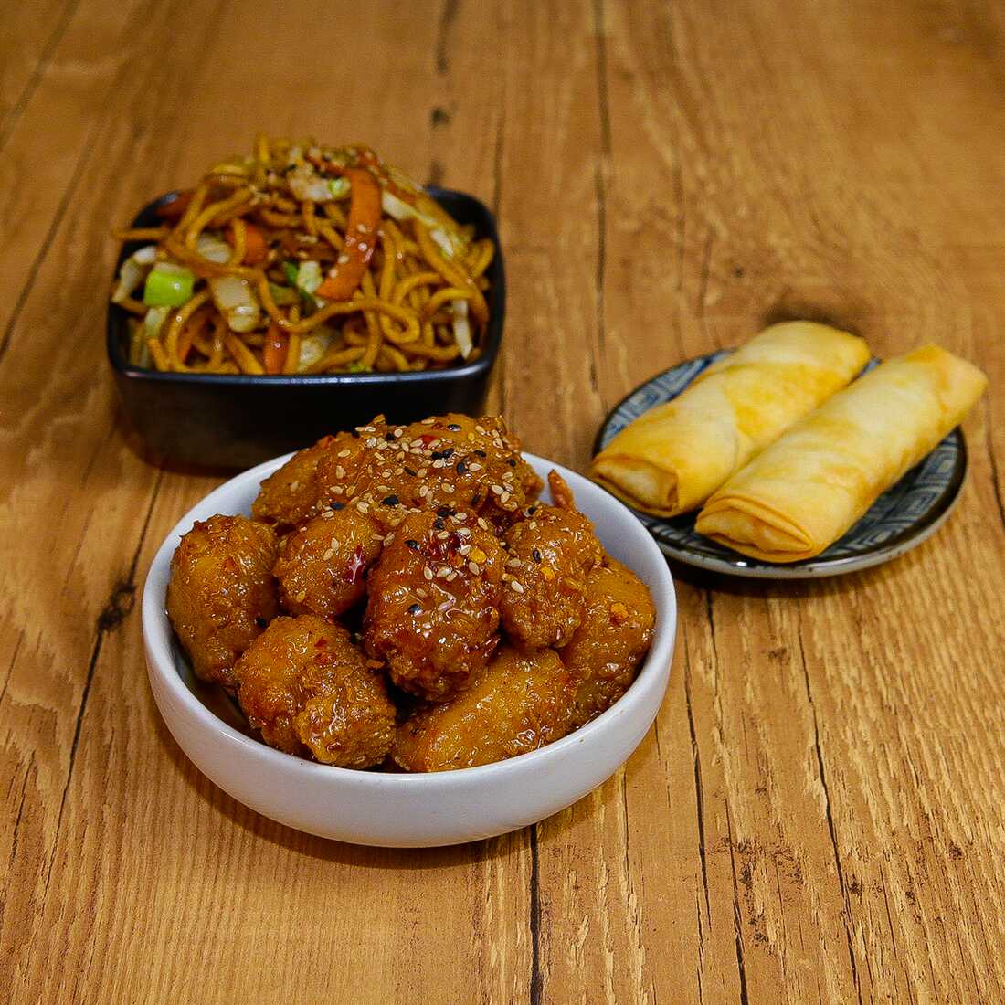 Pedaços de frango empanado, suculento por fora e macios por dentro, cobertos com um molho agridoce de laranja. Acompanhado do nosso noodles que é macarrão sequinho, legumes frescos e um molho especial, nossos Noodles são ideais para complementar sua refeição. Diferente do yakisoba, ele é mais leve e sem caldo garantindo um toque especial ao seu prato. Para completar nosso Combo perfeito, 2un de rolinhos primaveras feitos artesanalmente na nossa casa. Uma combinação perfeita de texturas e sabores que vai direto ao seu paladar. Peça já pelo e receba em casa essa delícia da culinária chinesa!