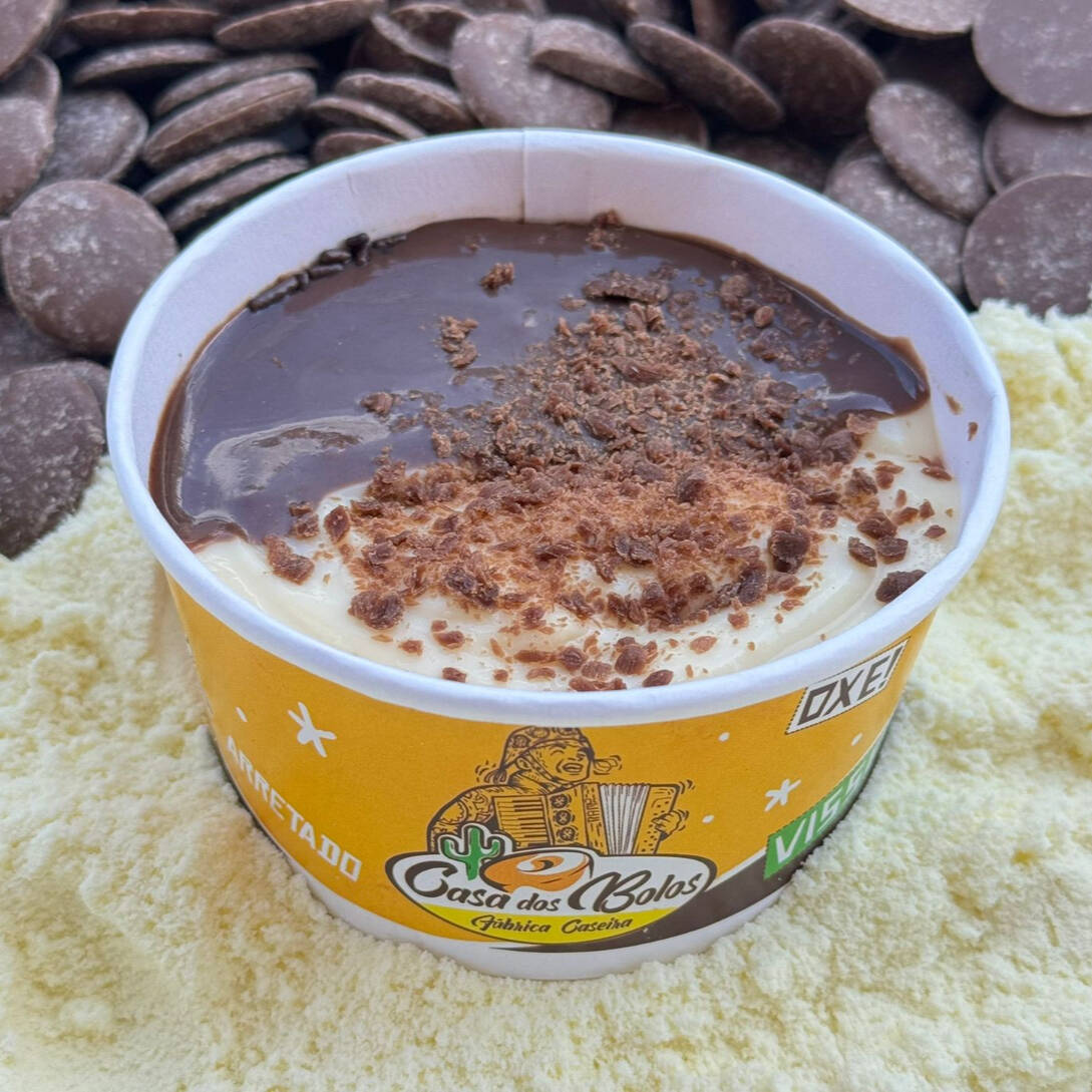 SERVE 1 PESSOA POTE 280ML. MASSA CHOCOLATE RECHEIO DE CHOCOLATE BLEND E NINHO.