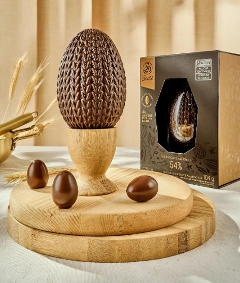 Para quem prefere um chocolate mais intenso e sofisticado, o Ovo de Páscoa Meio Amargo 54% da Sodiê Doces (150g) é a escolha perfeita! Feito com chocolate de alta qualidade, ele traz o equilíbrio ideal entre sabor marcante e cremosidade.