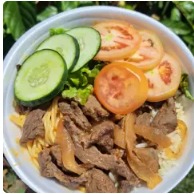 Delicosa e suculenta carne de sol de coxão mole, com arroz e macarrão no alho fresquinhos. Marmita de 750ml