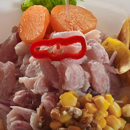 Peixe do dia marinado em sal e limão banhado em saborosa leite de tigre acompanhado de batata doce, milho e cancha.