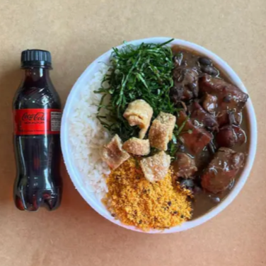 Feijoada Magra individual (costelinha, lombo, linguiça calabresa, paio ,couve refogada na manteiga ,farofa e torresmo e arroz e Coca-Cola (Marmita indicada para 1 pessoa)