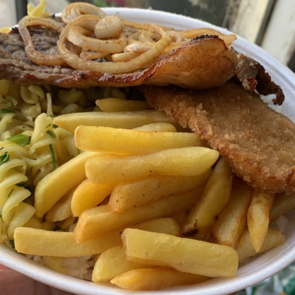 Arroz, feijão, salada, 2 misturas, 2 acompanhamentos (escolha do cliente).