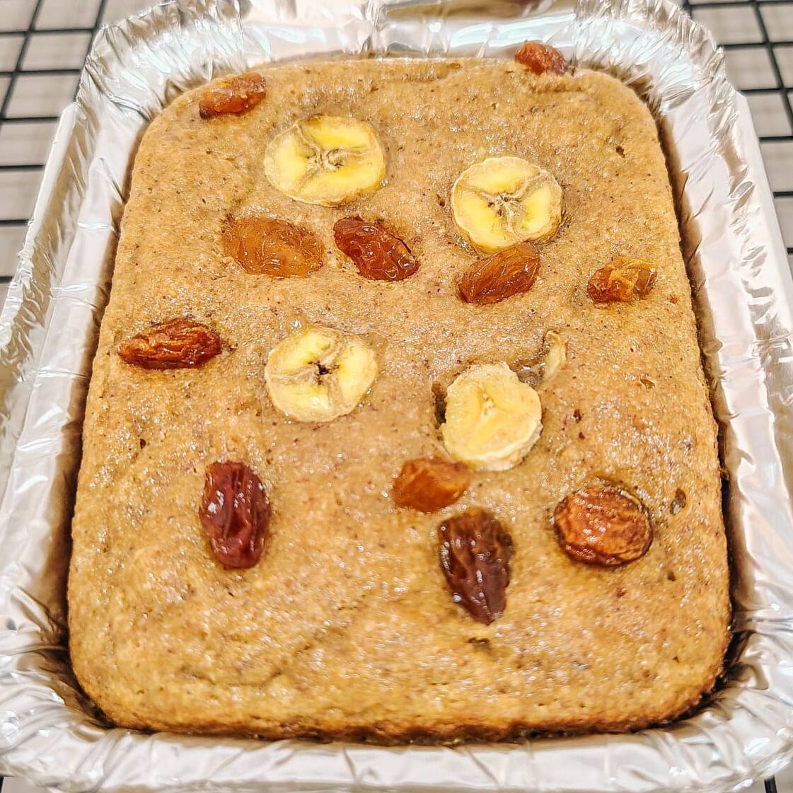 Sem açúcar, sem adoçante e aprovado pelas crianças! Feito com banana madura, uvas-passas, farinha de castanha de caju e aveia sem glúten, ele não leva açúcar, adoçante, leite ou glúten. Uma opção deliciosa para quem busca uma alimentação mais equilibrada. Bolo Baby friendly!