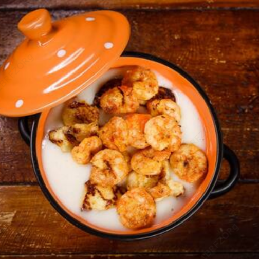 Esse é um dos queridinhos! Creme de Macaxeira com filé de camarão e queijo coalho em cubos.