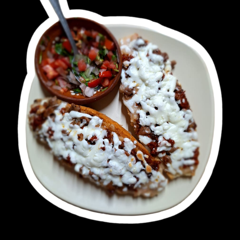 Molletes salados frijoles, con queso y salsa mexic