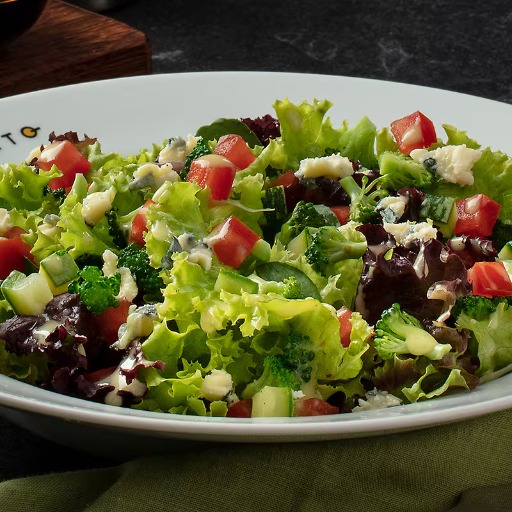 45g da combinação de 3 folhas deliciosas: alface crespa, alface roxa e rúcula, com um dos nossos molhos especiais de salada! E claro, 4 ingredientes que você quiser!