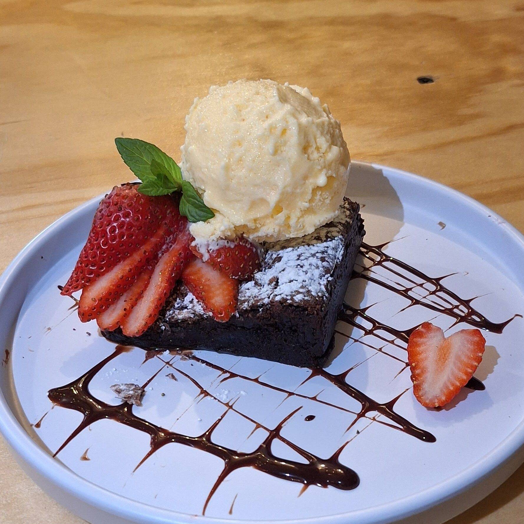 Brownie con Helado de Vainilla
