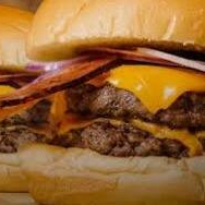 Neste Combo vocês recebem 2 Artesanais dos nossos mais vendidos, sendo 1 Brasa Cheese Bacon + 1 Brasa Angus e ainda leva uma Batata de 350g com Cheddar Cremoso e Bacon