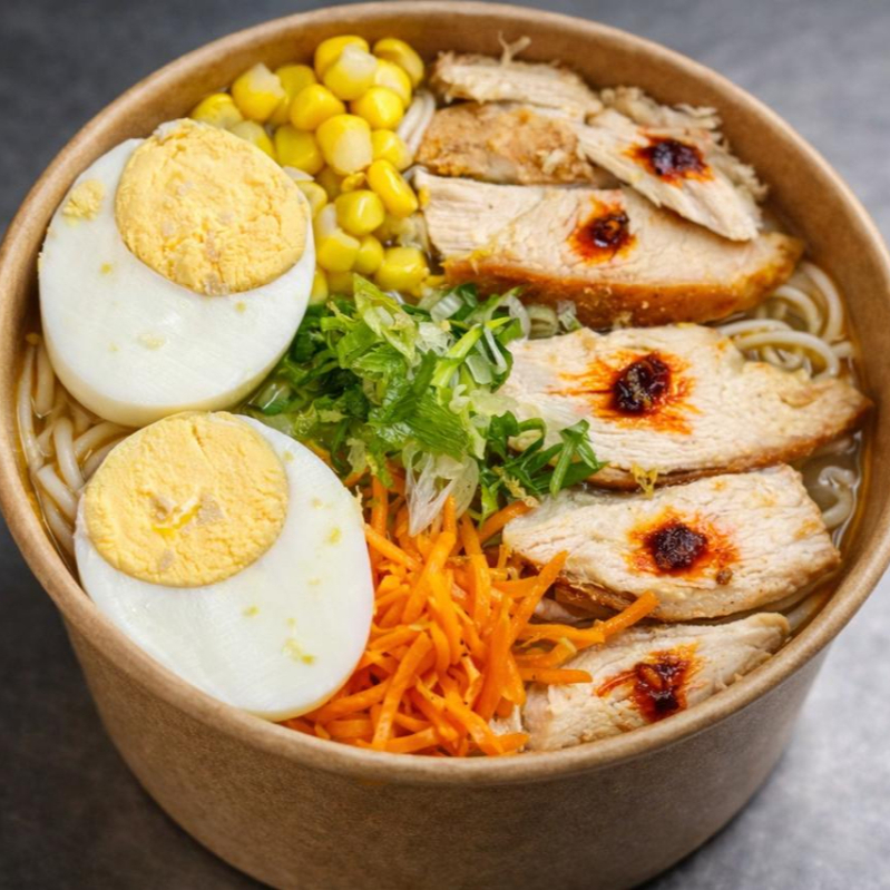 Caldo aromático, noodles, frango e especiarias.