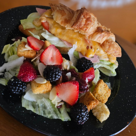 Croissant con Ensalada
