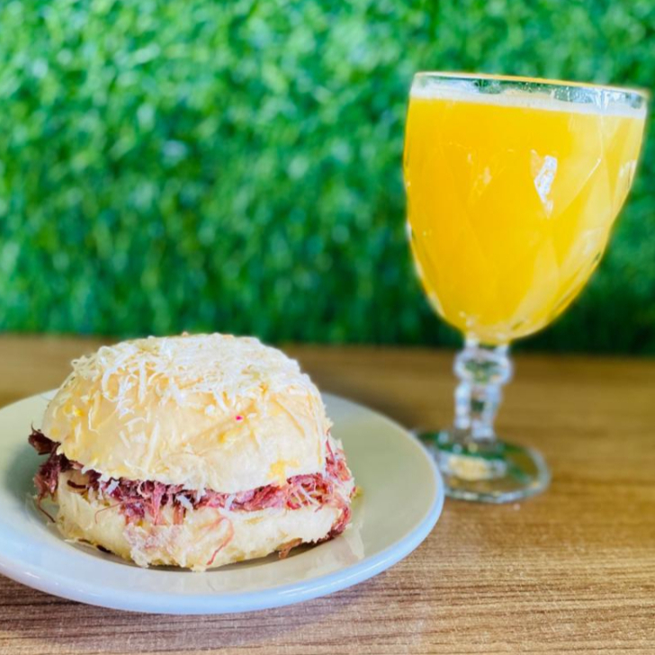 pao delicia de carne seca com suco refrescante de laranja