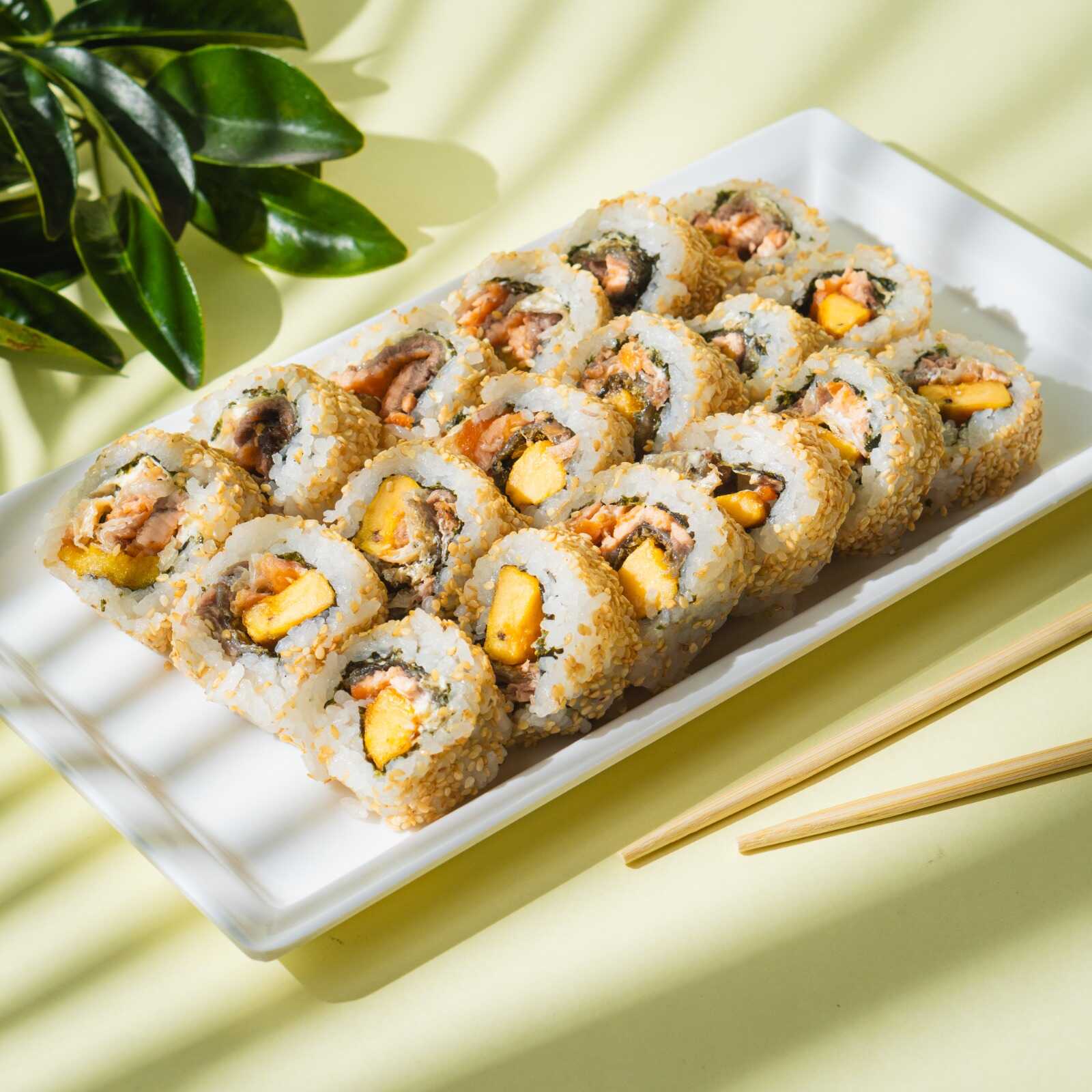 24 Bocados de  Sushi Salmón Skin Maduro