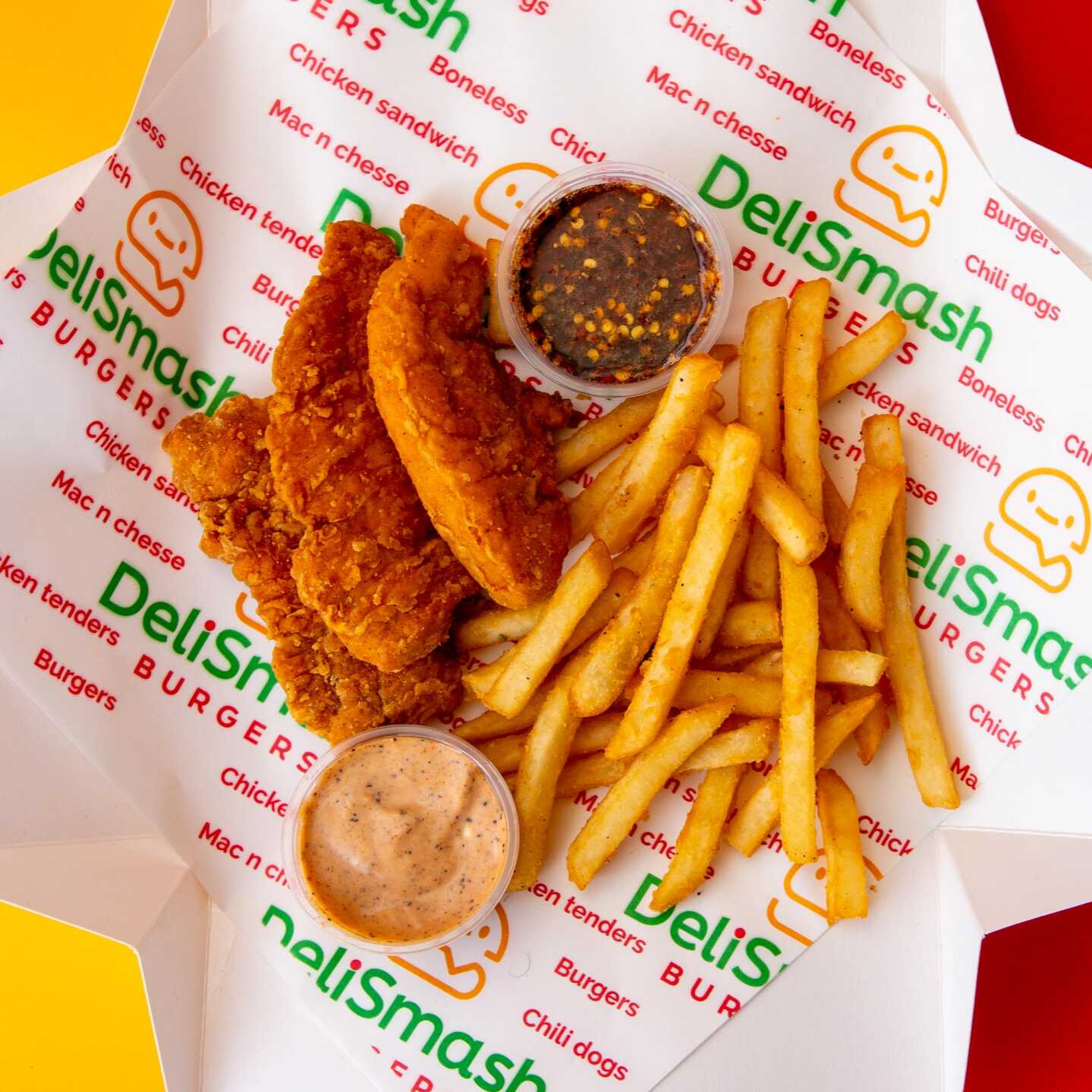 Los Spicy Chicken Tenders Con Papas.