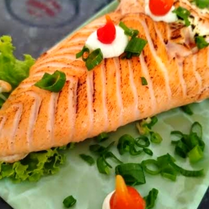 lãminas de Salmão, kani crocante, Creme cheese, Arroz, cebolinha