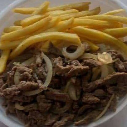 ARROZ,FRIJAO, ISCA DE CARNE ACEBOLADA COM FAROFA E FRITAS