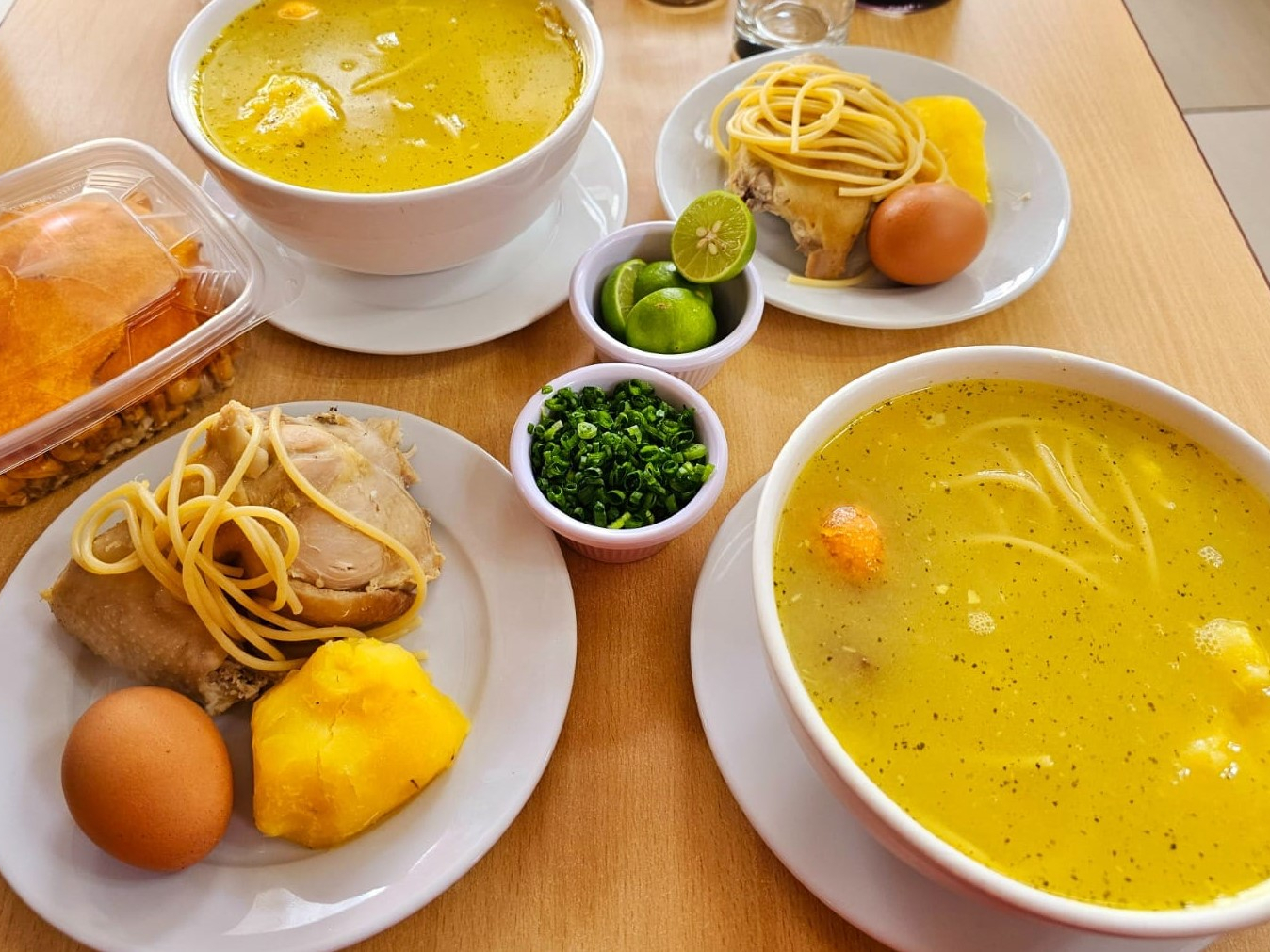 Caldo De Gallina Chifa - El Saborcito