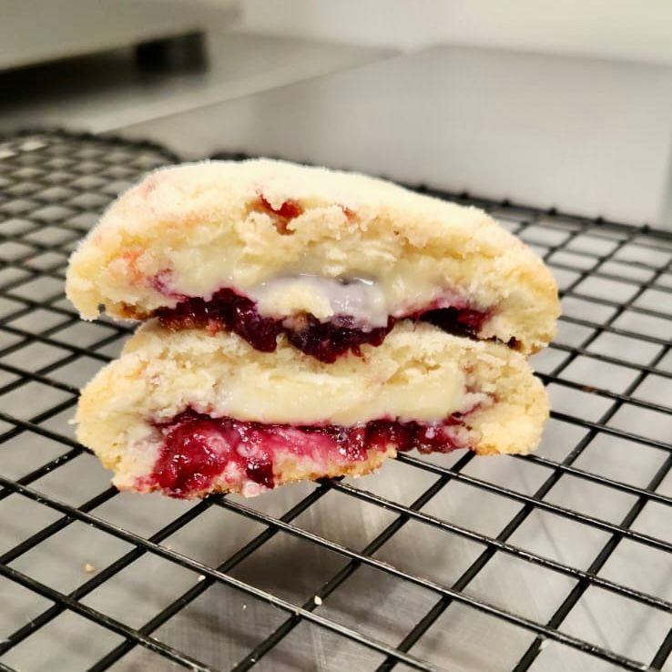 A massa é feita com Leite Ninho, garantindo um sabor suave e cremoso, com morango liofilizado, enquanto o recheio de brigadeiro de Ninho com geleia de frutas vermelhas (deliciosa) traz aquele toque único. Uma combinação perfeita de sabores que derrete na boca! Peso aprox. 90g