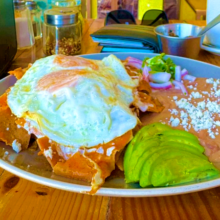 Chilaquiles Rojos con Huevo