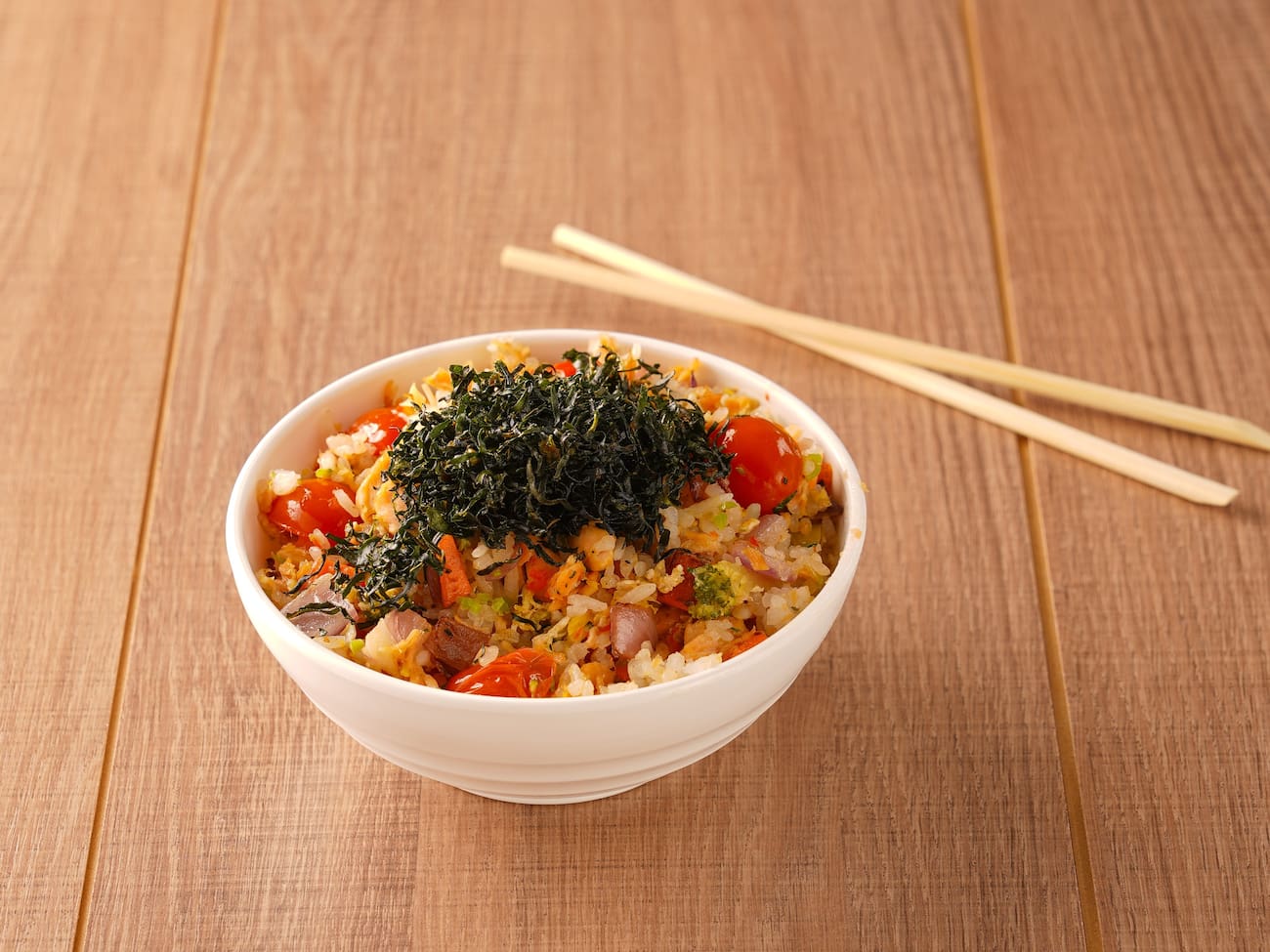 Arroz japonês/cenoura/brócolis/cebola roxa/tomate cereja/salmão grelhado/
Ovo/óleo de gergelim/manteiga/Azeite de oliva/alcaparras/gengibre em conserva/temperos da casa
Todos os ingredientes são refogados misturados.
Finalizado com crispy de couve