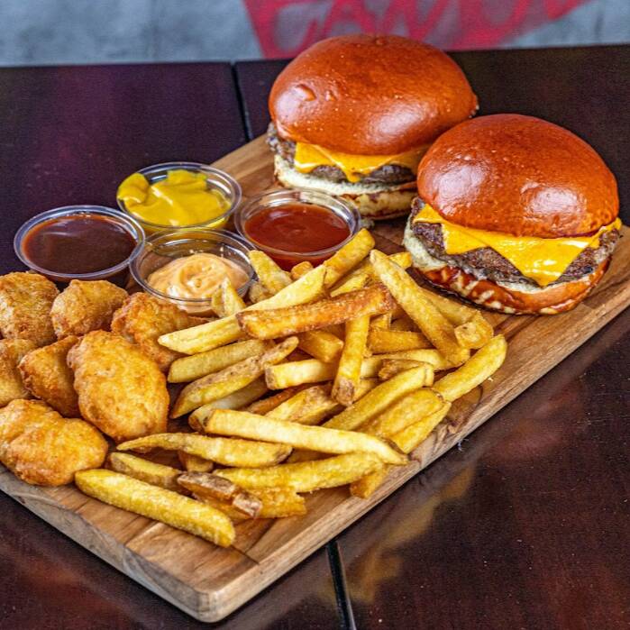 2 Cheeseburger + 4 Molhos + Fritas e Nuggets Supreme