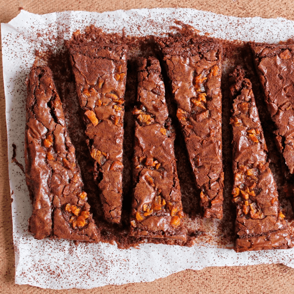 Fatia de Brownie coberta de Nutelle e confetes.