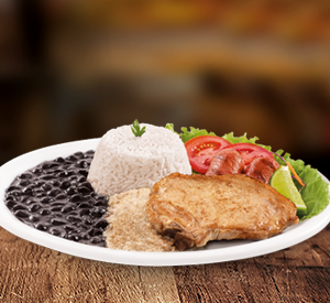 1 bisteca suína (aprox. 120g in natura) macia e 1 linguiça suína (aprox. 60g) grelhada na chapa, acompanhadas de limão . Acompanha: Arroz, feijão, farofa crocante, salada e molho.